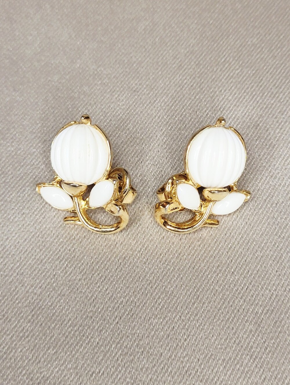 Trifari | Crown Trifari ©️ | MCM | Earrings | Clip on | Lucite Apple Stem